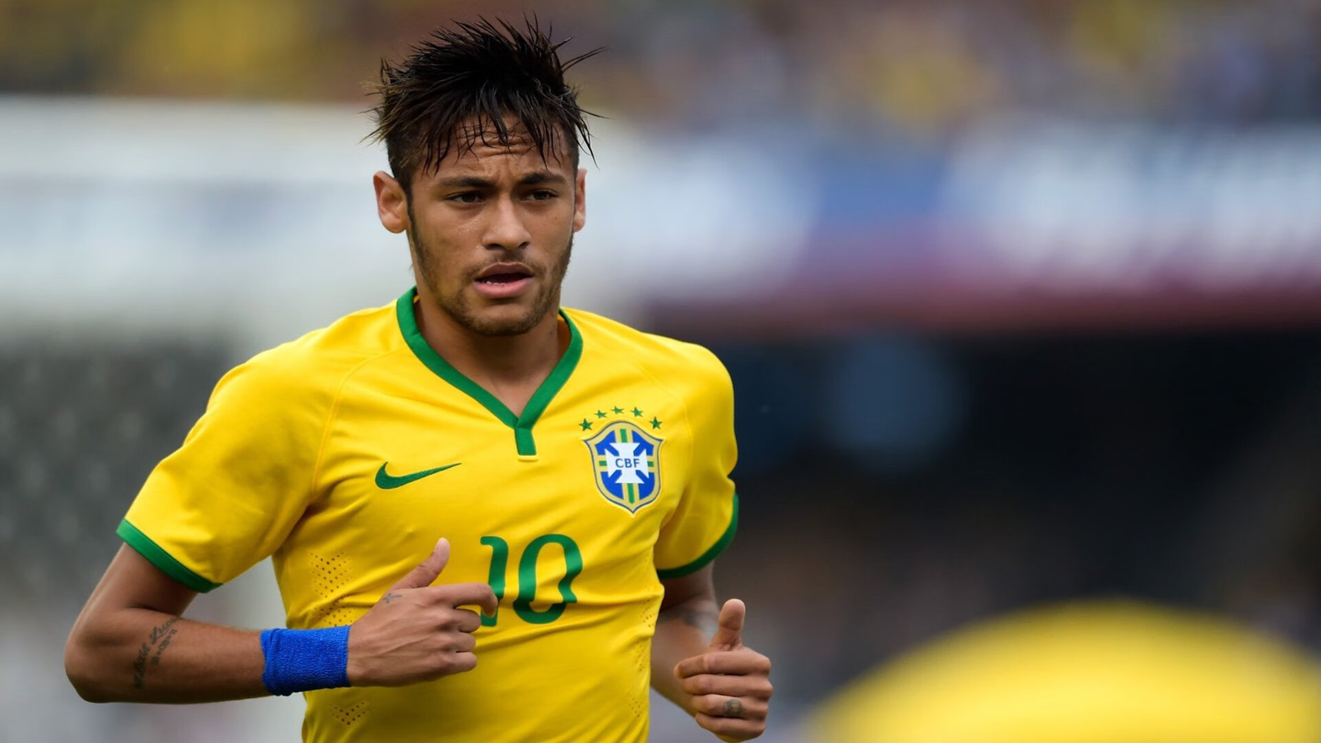 埃弗顿后腰防守强度提升限制穿插跑动，埃弗顿的球衣